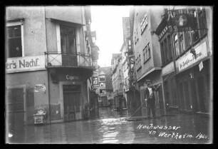 Hochwasser in der Maingasse aus Blickrichtung Marktplatz vor Brems Apotheke, darauf Schriftzug "Hochwasser in Wertheim 1920"