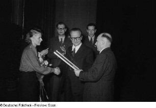 Preisverleihung beim Bezirksausscheid für Volkskunstgruppen 1954