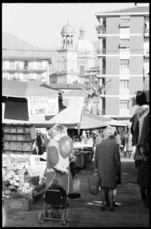 Intra: Markt, Verkaufsstände, Hintergrund Kirchturm