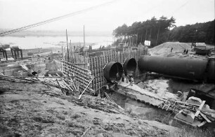 Geesthacht; Elbe: Unwetter zerstört Kraftwerk Geesthacht; zerstörtes Röhrenfundament, Hintergrund Elbe