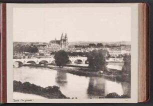 Fotoalbum aus dem Nachlass von Will Heraucourt : Albumseite 23 mit einer Fotografie (Stadtansicht von Tours)