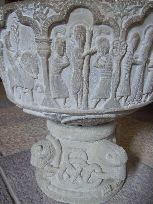 Aakirkeby - Taufbeckenverzierung : Verzierungen am frühromanischen Taufbecken in der Aa kirke, aufgenommen am 30. Juli 2010 in Aakirkeby auf der dänischen Ostseeinsel Bornholm