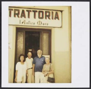 Wolfram Siebeck und drei weitere Personen stehen im Eingang der Trattoria l'Antico Moro in Livorno