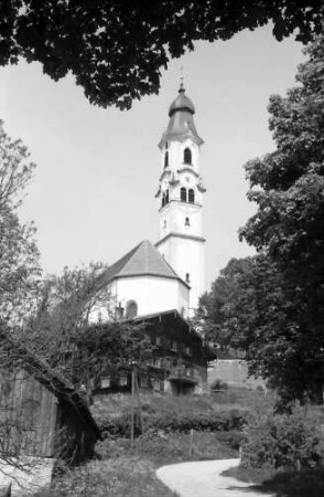 Pfronten: Kirche [St. Nikolaus] und Bauernhaus