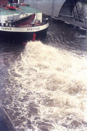 Schraubenstrahl eines stehenden Schiffes bei Druckversuchen im Schwimmdock
