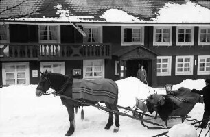 Hinterzarten: Pferdeschlitten vor dem Gasthaus Adler