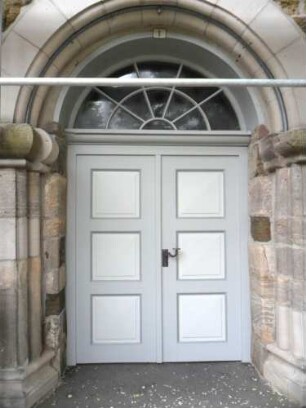 Evangelische Kirche - Kirchturm von Westen (romanische Gründung 12 Jh) - Portal im Erdgeschoß mit abgetrepptem (romanischem) rundbogigem Gewände - teils stark erneuert