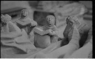 Marburg: Elisabethkirche, Nonnenfiguren am Rittergrab