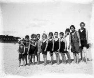 Kinder mit Erzieherinnen am Strand