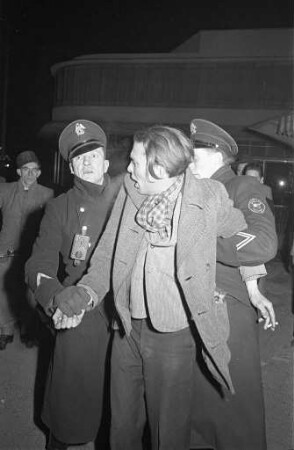 Nächtlicher Einsatz der Schutzpolizei anläßlich eines Diebstahls.