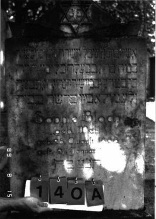 Grabstein 140 (Index: 100105302) Material: weißer Marmor Zustand: gut Maße HxBxT: 116x56x15 cm Beschreibung: Stele, getreppter Sockel, Abschluß: Sonderform Symbolik: Davidstern im Abschluß: Grabstein 140A