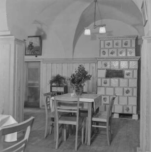 Innenraum mit Tisch und Kachelofen : Oberlausitz. Gebäude, Raumaufnahme