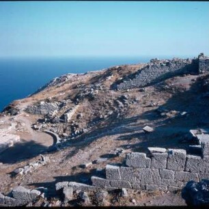 Thera = Santorini, Alt-Thera. Theater. Die Theateranlage in der hellenistischen Hangstadt, in den Maßen wie das im Amphiaraion