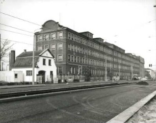 Dresden-Neustadt, Großenhainer Straße 1. Ehemalige Remise (um 1910) sowie Regler und Schaltgeräte Dresden GmbH (vormals Nähmaschinenfabrik Clemens Müller), Verwaltungs- und Produktionsgebäude