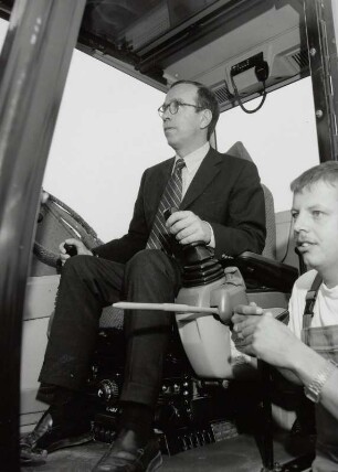 Offizieller Baubeginn für die Bundesautobahn 17 am 21.08.1998 am künftigen Autobahndreieck Dresden-West. "Erster Baggerbiss", ausgeführt von Matthias Wissmann, Bundesminister für Verkehr. Blick in die Kabine : Dresden. Offizieller Baubeginn für die Bundesautobahn 17 am 21.08.1998 am künftigen Autobahndreieck Dresden-West. "Erster Baggerbiss", ausgeführt von Matthias Wissmann, Bundesminister für Verkehr. Blick in die Kabine