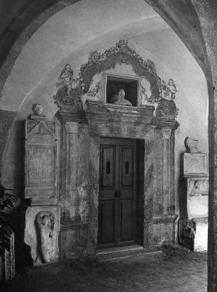 Maria Saal. Propsteipfarr- und Wallfahrtskirche Mariä Himmelfahrt, Karner. Portal (1551/1600)