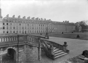 Château de Fontainebleau — Cour du Cheval Blanc — Aile Louis XV (Südflügel)