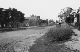 Dorfstraße : Blick in eine Dorfstraße mit Gebäuden