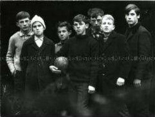 Jungengruppe posiert mit einem Fußball