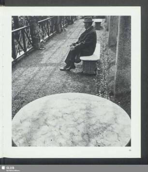 Adenauer auf einer Parkbank