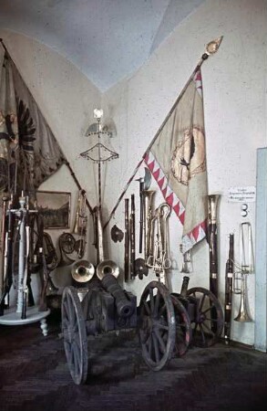 Waffen und militärische Musikinstrumente