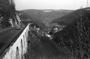 Drackenstein: Autobahn und Blick auf den Ort