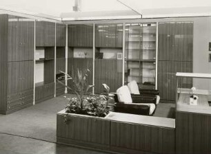 Anbauwand : Wohnzimmermöbel (1974; VEB Möbelkombinat Wi-We-Na). Anbauwand mit Sitzgruppe und Couchtisch
