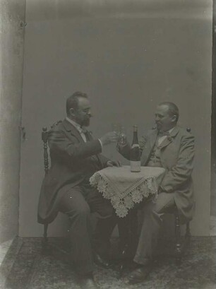 Der Maler Wilhelm Kroll mit einem Freund beim Weintrinken, aufgenommen in Glauchau