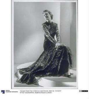 Frau in Kleid von Jean Dessès