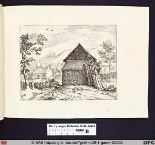 Ein Schuppen mit Fachwerk, drei Baumstämme lehnen an der Vorderseite.