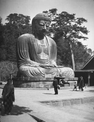 Großer Buddha (Daibutsu) : Großer Buddha (Daibutsu). Bronze; H. 11,4 m, Gewicht 93 t (1252 begonnen; Ōno-Gorōemon, Tanji-Hisatomo). Kamakura, Kōtoku-in