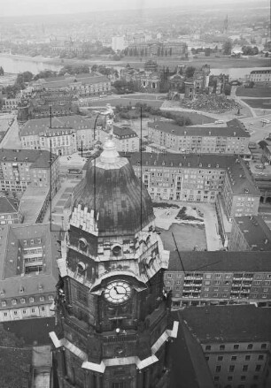 Rathausturm am Altmarkt von Dresden : Blickrichtung Norden zur Elbe