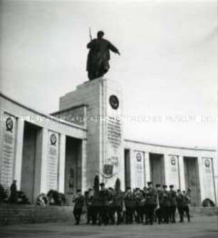 Ein Musikantenzug der Roten Armee am Jahrestag der Oktoberrevolution von 1917 am sowjetischen Ehrenmal im Tiergarten