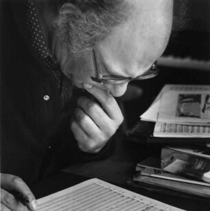 Mauricio Raúl Kagel (1931-2008; Komponist, Dirigent, Librettist und Regisseur). 1986