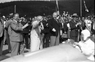Schauinslandrennen: Holzschlägermatte; der Präsident des ADAC Hans Meyer-Seebohm beglückwünscht Sieger