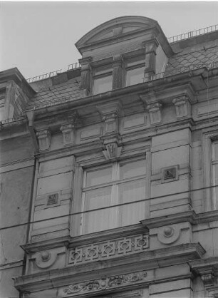 Dresden, Fenster Bautzner Straße 48 : Dresden-Neustadt. Wohnhaus mit Laden, Bautzner Straße 48. Um 1885. Ansicht Fenster 3. Obergeschoß und Dachgeschoß