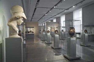 Blick in Raum 5 der Dauerausstellung der Antikensammlung im Alten Museum (Hauptgeschoss): Götter und Heroen - Bilder des griechischen Mythos