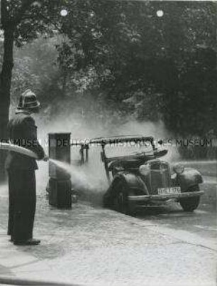Feuerwehr löscht brennendes Auto in Berlin (West)