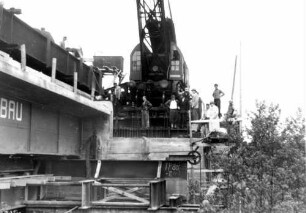 Rot am See Brettachbrücke Baustelle Kranwagen Einschieben Überbau