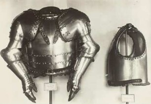 Küraß Augusts III. (links) und Küraß Augusts des Starken (rechts)