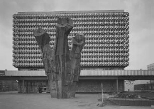 Halle. Haus des Lehrers und Monument der revolutionären deutschen Arbeiterbewegung. Thälmannplatz. Ansicht von Osten