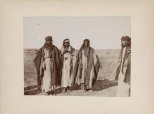 Kurdische Männer : Vier kurdische Männer in der mesopotamischen Steppe.