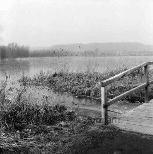 Wanderweg um den Herrenteich: in Höhe Herrenhusen: Blick Richtung Nordenwesten: Bacheinlauf: rechts Holzbrücke mit Geländer: im Hintergrund Westufer