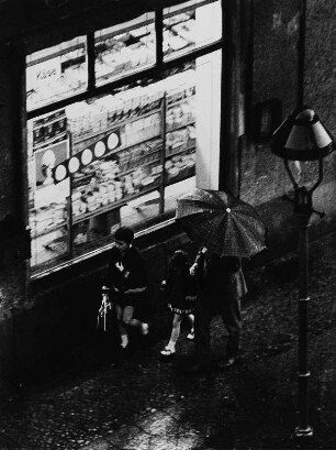 Straßenszene (Blick aus der Wohnung des Fotografen bei einem Regenschauer)