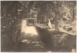 Ausstellungsgarten Jubiläums-Gartenbau-Ausstellung 1926, Dresden: Der kommende Garten: Spalier-Laube mit Bank, Abschnitt 4