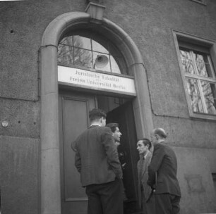 Berlin-Dahlem. Freie Universität Berlin. Rechts- und Wirtschaftswissenschaftliche Fakultät. Studenten vor dem Eingang