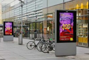 Citylight-Werbung zur Ausstellung "#BUNT. Erwin Fieger. Wolfgang G. Schröter. Reinhart Wolf" anlässlich von "100 Jahre Deutsche Fotothek" in der Prager Straße, Dresden