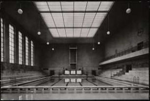 Reichssportfeld (Olympia-Stadion), Berlin: Haus des Deutschen Sports, Schwimmhaus, Innenansicht der Schwimmhalle, Blick auf den Sprungturm