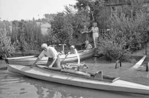 Wallhausen: am Bodensee; Fertigmachen des Saurier-Paddelboots