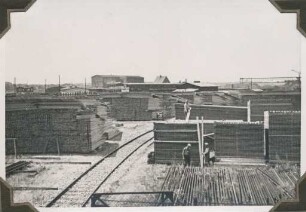 Fa. H. Fuchs Söhne, Holzhandlung im Rheinhafen. Holzlagerplatz
